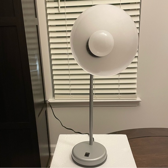 EUC Small Flexible Gooseneck Table Lamp for home or Office on/off switch on base - Picture 7 of 13